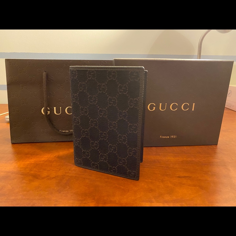 Superb Gucci passport holder *NEGOTIABLE*